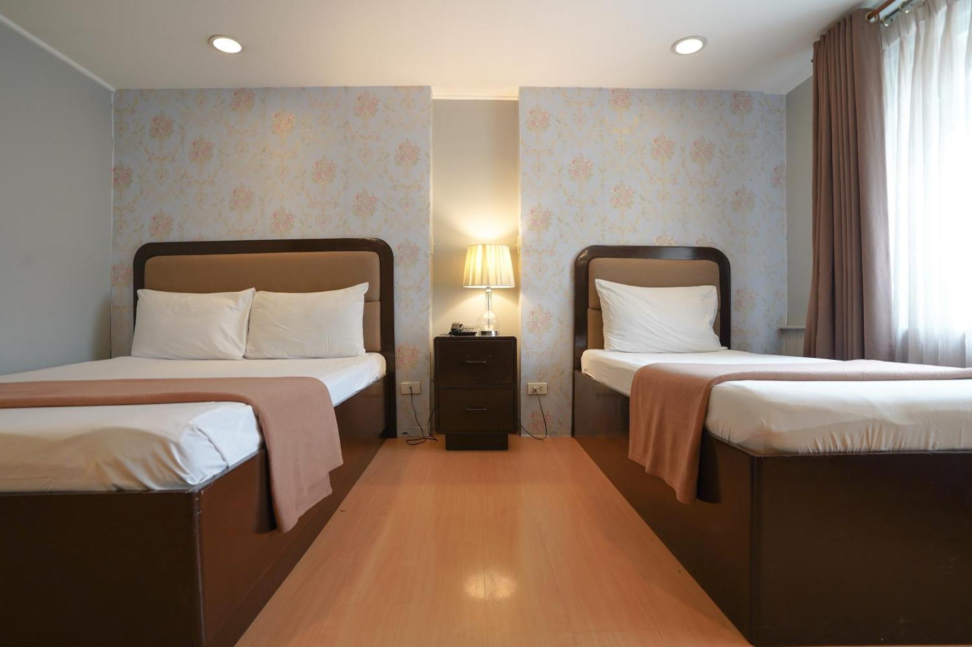 เรดดอร์ซ พรีเมียม แอท อาร์โซ โฮเทล มะนิลา - พนักงานฉีดวัคซีนแล้ว Hotel ภายนอก รูปภาพ